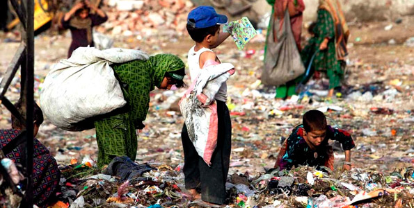В то же время сотни детей Пакистана ежедневно питаются едой, найденной на мусорных свалках.