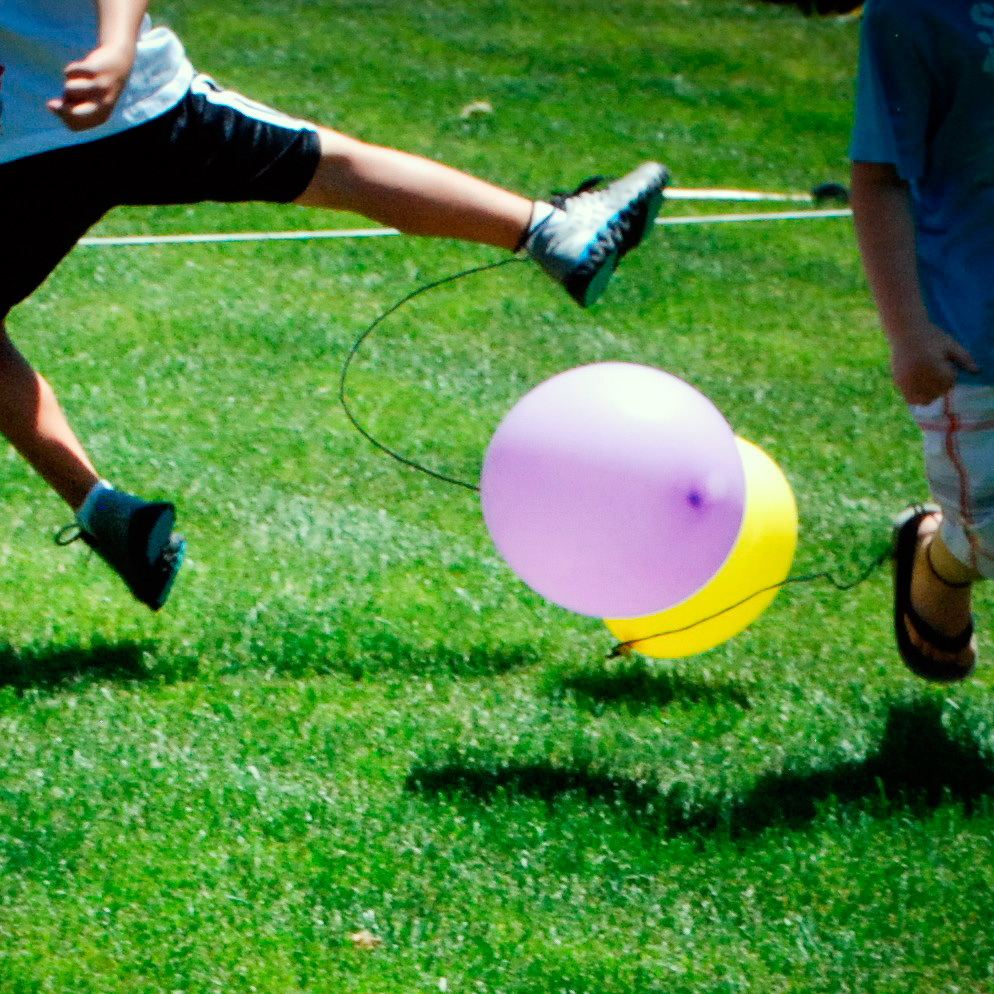 1 командная игра с мячом. Конкурсы с воздушными шарами. Конкурсы с шарами. Спортивный конкурс с шариками. Эстафета с надувными шарами.